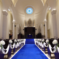 青と白が基調の教会