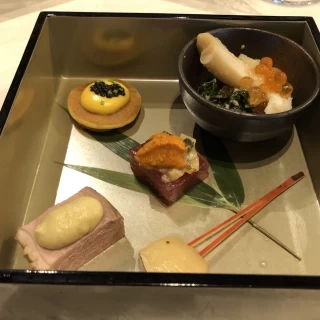 五味をテーマにした一口サイズの前菜。