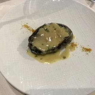 鮑のステーキ。臭みがなく柔らかく美味しい。