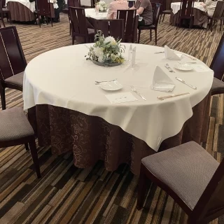 披露宴会場です。カーペットの色は暗めの落ち着いた感じです。