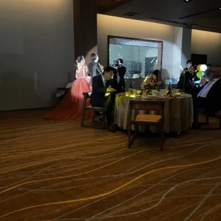 披露宴会場の様子入退場
披露宴の雰囲気
カクテルドレスの