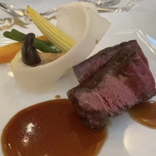お肉のメイン料理、ソースとの相性が抜群で美味しかったです。