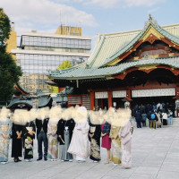 神社の前で集合写真を撮ってもらえる