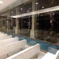 差し色に水色が見えるのがおしゃれでした。