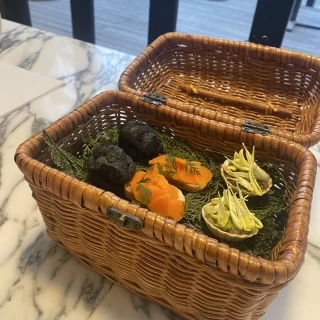 フランス料理。バスケットに入ってくるのでピクニック気分