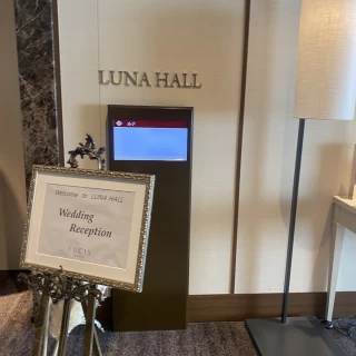窓がないシックな披露宴会　LUNA HALL
