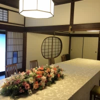 会場自体が和風なので、装花はシンプルでも問題なさそうです。
