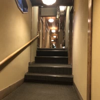 披露宴会場までの通路です。階段が少し多め。