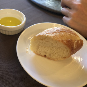 お料理に合わせたパン。オリーブオイルでいただきます。|640988さんのザヒルトップテラス奈良の写真(1642319)