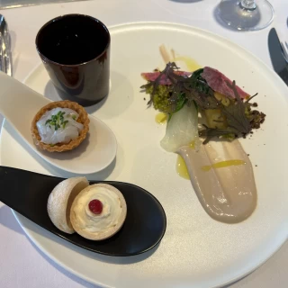 前菜、バーニャカウダソースが美味しかった