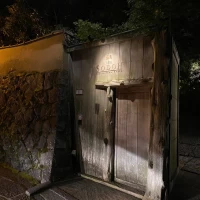 夜の外観