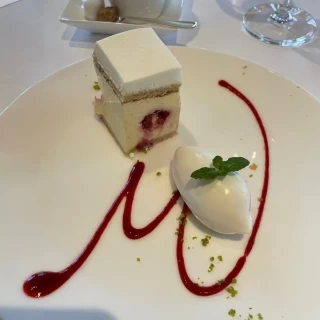 ウェディングケーキのデザートです。