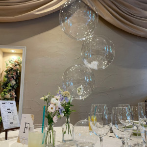 バルーンシャワーを飾って透明感のある素敵なテーブルに|641254さんのディアズ水戸スパニッシュガーデンの写真(1810563)