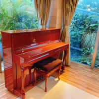 茶色いアップライトピアノ