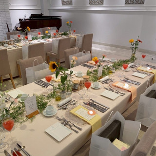 披露宴のテーブル。ペーパーアイテムは持ち込みです。