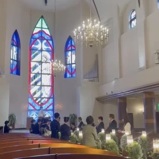 天井が高く、広くてステンドグラスも印象的