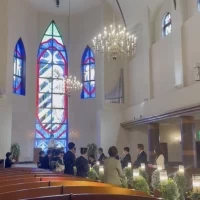 天井が高く、広くてステンドグラスも印象的