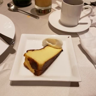 コンダー名物バスクチーズケーキ