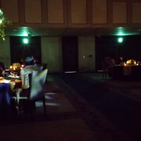 照明暗くムーディーな館内