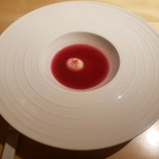 紅いビーツの淡雪仕立て。あっさりとした味付け。