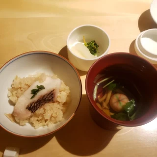 鯛の炊き込みご飯と柚子のお吸い物。手毬麩がかわいらしい