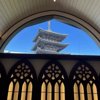 チャペルの窓から見える八坂の塔