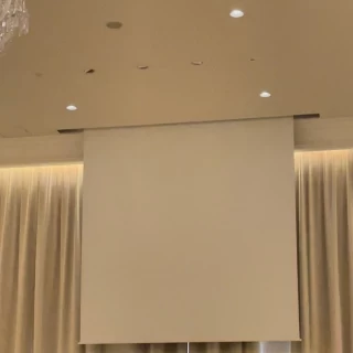 スクリーンは天井埋め込みでした
