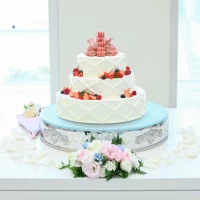 ウエディングケーキです。追加料金なしの形で組み合わせました。