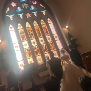 このあと新婦の父親と新郎が握手をする