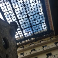 チャペルを出た後すぐです　天井があるので雨でも大丈夫です