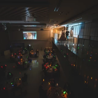 ドレスカラークイズで入場時にサイリウムを振ってもらう演出を。