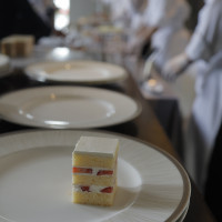 カットされたウエディングケーキ