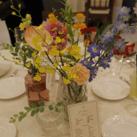 ゲストが一輪ずつもらった花をテーブルの花瓶に挿しました。