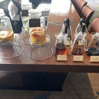 待合室のウェルカムドリンクは飲み放題です。