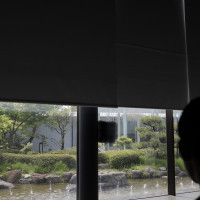 スクリーンがあがり、庭から新郎新婦登場する演出