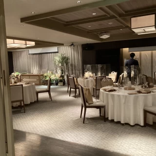 白基調の披露宴会場