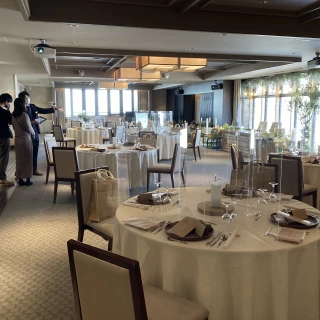 白基調の披露宴会場