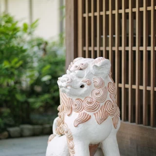 正面玄関でお迎えしてくれる【シーサー】