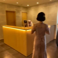 荷物を預けるクロークはロビーのすぐ脇にあります