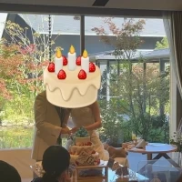 緑の映える中庭をバックにしてケーキ入刀ができます