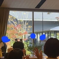 披露宴会場には中庭が見える大きな窓があります
