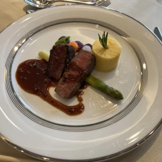 メインのお肉料理です