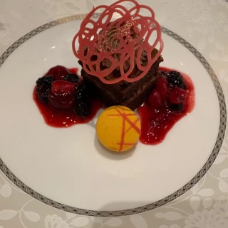 ベリーソースが甘酸っぱく美味しい