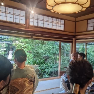 挙式中のゲストは座敷から新郎新婦を迎えます。