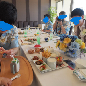 子供はお子様セット有。ブルーの飲料はノンアルコールカクテル。|643027さんのアイネス ヴィラノッツェ 沖縄（クチュールナオコ ウエディング）の写真(2013354)