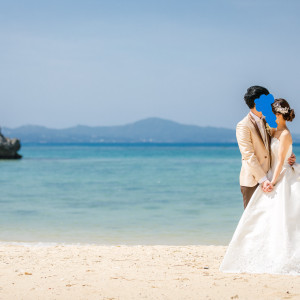 ビーチ撮影で一番お気に入りの写真。おでこにキス。|643027さんのアイネス ヴィラノッツェ 沖縄（クチュールナオコ ウエディング）の写真(2013365)