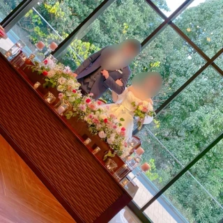 背景の緑が映える披露宴会場です