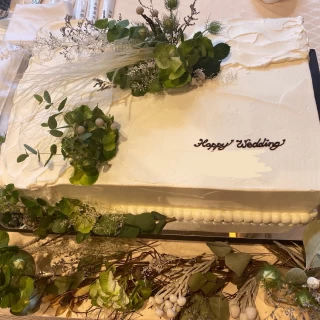 ウェディングケーキ1段です。花は追加でお願いしました。