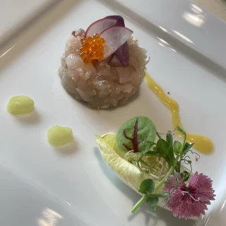 試食でいただいた魚料理です。細かく刻まれていて華やかでした。