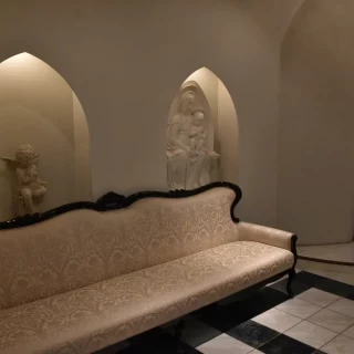 教会外のソファ